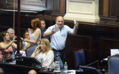 El intendente Secco junto a militantes K irrumpieron en el recinto de la Legislatura cuando sesionaba