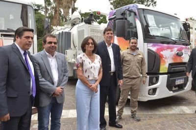La Gobernadora entreg� camiones para Servicios P�blicos y Aguas de Catamarca