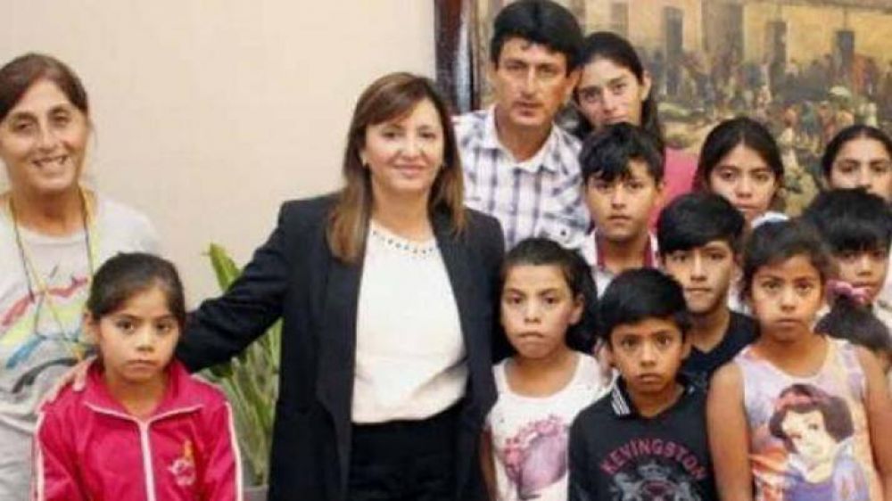 Fuentes recibi� la visita de ni�os de la comunidad de 