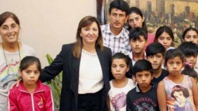 Fuentes recibi� la visita de ni�os de la comunidad de 