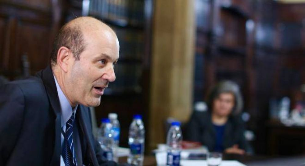Sturzenegger cruz� meta de Dujovne para las paritarias