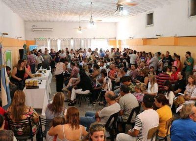 Poletti encabez� el acto de firma y entrega de escrituras