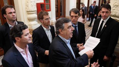 El Gobierno avanza con un bono y mantiene la amenaza de sacar la reforma previsional por decreto