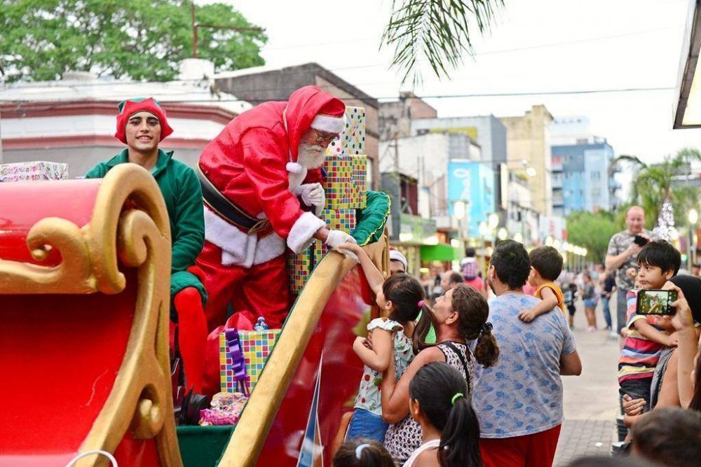 Miles de vecinos disfrutaron del primer Desfile de Navidad en San Fernando