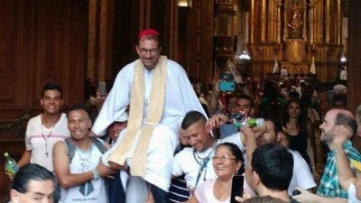 Asume como obispo un cura villero y sus vecinos lo sacan en andas de la Catedral