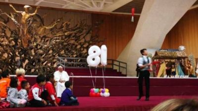 El Papa Francisco cumpli� 81 a�os y le regalaron una pizza de cuatro metros