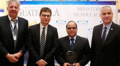 Guatemala: El Congreso Jud�o Latinoamericano premi� al Ministro de Educaci�n Dr. Oscar Hugo L�pez