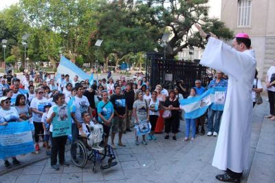 El obispo or�, abraz� y bendijo a los familiares de los tripulantes del ARA San Juan