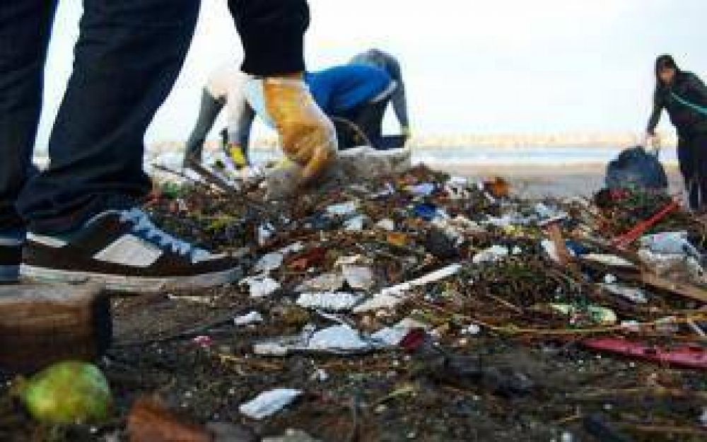 Segn un estudio, arrojan hasta 8 toneladas de residuos plsticos en las playas de Villa Gesell