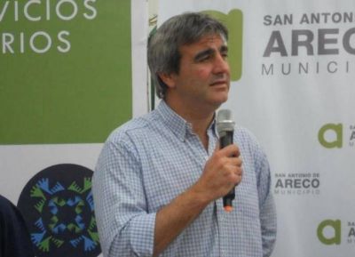 Ni por la interna, ni por la unidad: intendente K del interior se cort� solito