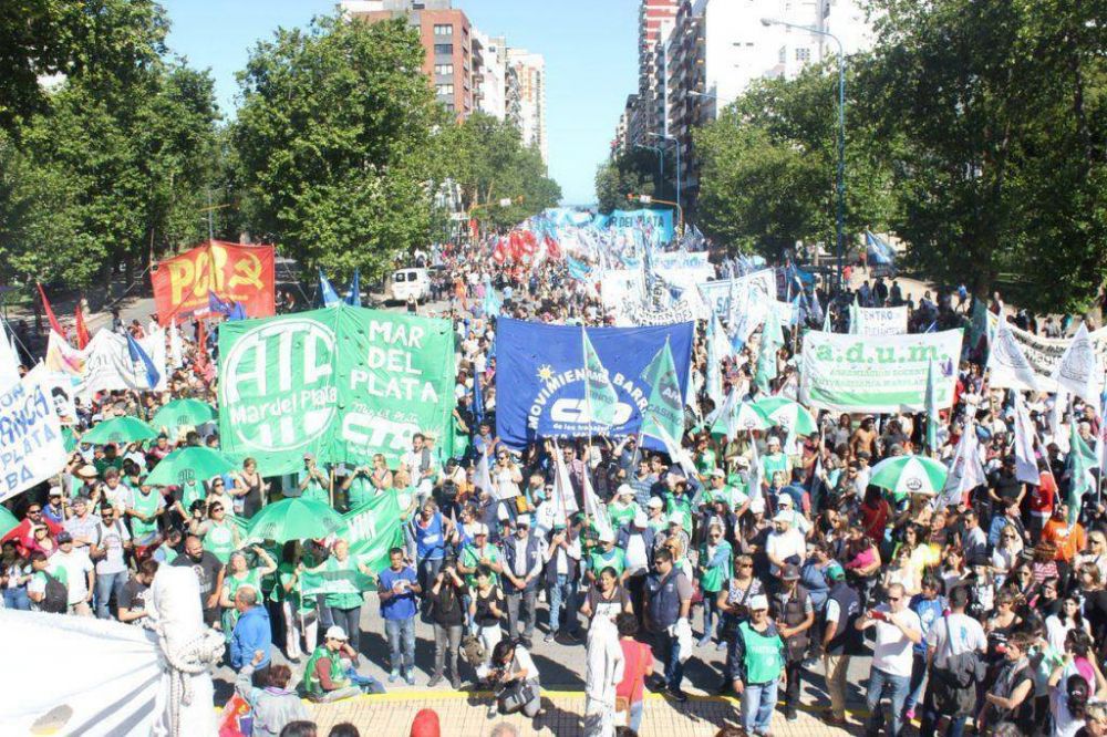 Masiva movilizaci�n en la ciudad en rechazo a la reforma previsional