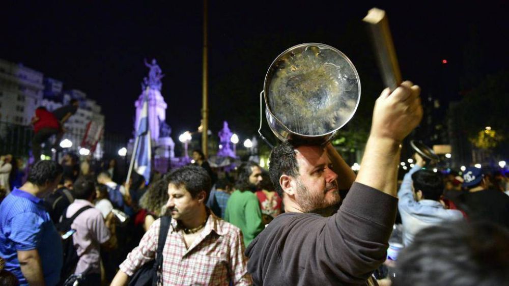 Cacerolas de madrugada contra el ajuste