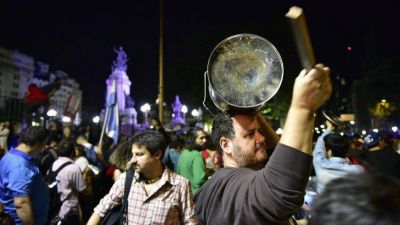 Cacerolas de madrugada contra el ajuste