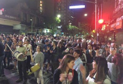 Cacerolazos en distintos lugares de la Ciudad contra la reforma previsional
