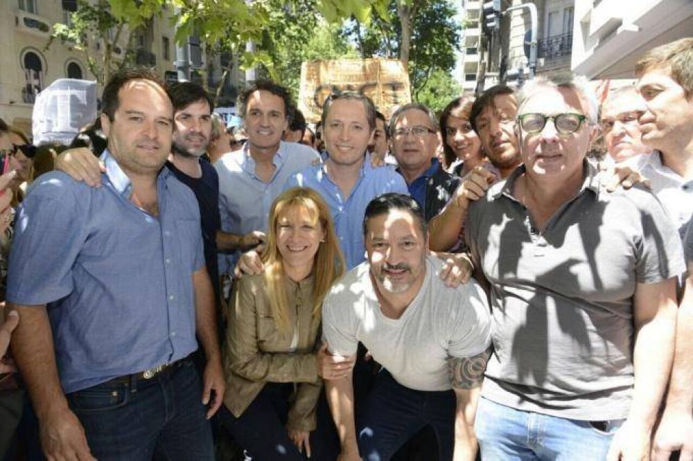 Intendentes peronistas se mostraron juntos y se movilizaron contra la reforma previsional de Macri