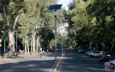 Con un sistema de paneles solares alimentan de energ�a al alumbrado del Bosque