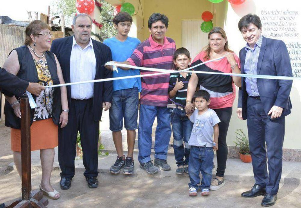 El Gobierno de la Provincia inaugur viviendas en Capital y La Banda