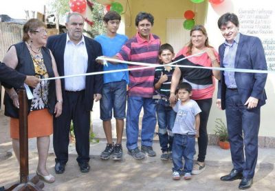 El Gobierno de la Provincia inaugur� viviendas en Capital y La Banda