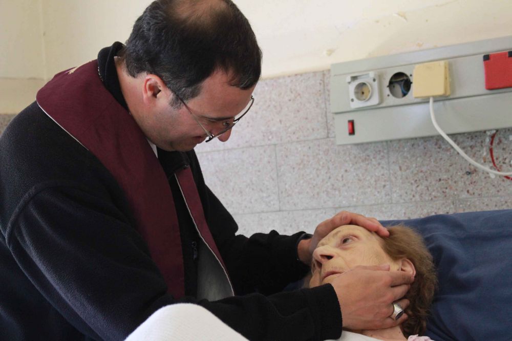 Monseor Mestre visit enfermos y al personal del Hospital Interzonal