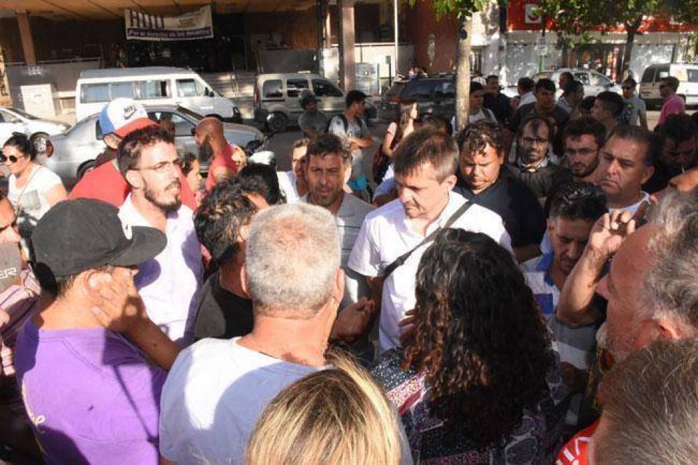 Altolaguirre fue a la plaza a pedirle a los artesanos que se vayan