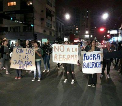 Multitudinario cacerolazo en los centros urbanos del GBA Sur
