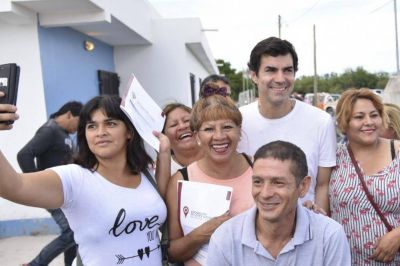Urtubey entreg� escrituras a 217 familias en Atocha