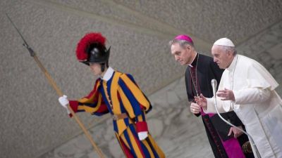 El Papa a la Curia pide superar la l�gica de los complots y de los peque�os grupos