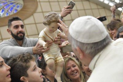 Nuevos matrimonios: �Contemplad el ejemplo de la Santa Familia en Bel�n�