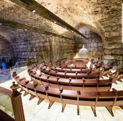Inauguran nueva sinagoga en los t�neles del kotel, la m�s cercana al kodesh hakodashim