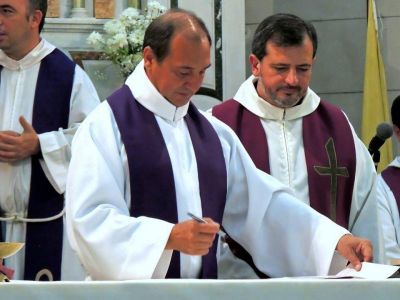 �Es el cura el que debe acercarse y adaptarse a la comunidad, no al rev�s�  