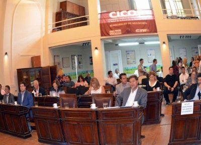 Por unanimidad el Concejo Deliberante prohibi� fumar en playas, parques y plazas