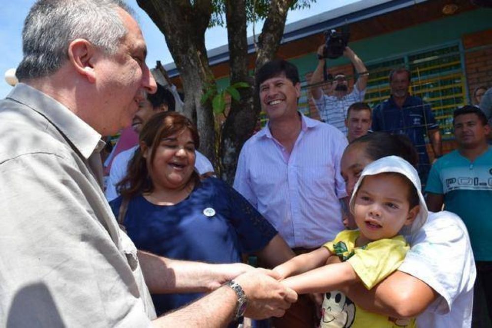 Regularizacin de tierras: Passalacqua entreg boletos de compra-venta a ms de cien familias en El Soberbio