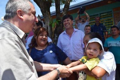 Regularizaci�n de tierras: Passalacqua entreg� boletos de compra-venta a m�s de cien familias en El Soberbio