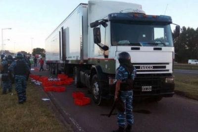 Recuerdo de 2001: saquean camiones de comida y cierran las puertas de comercios en Luján
