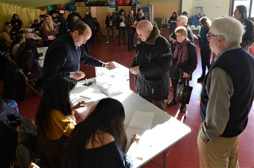 Largas colas en Catalua para votar en unas elecciones decisivas