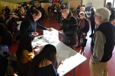Largas colas en Catalu�a para votar en unas elecciones decisivas