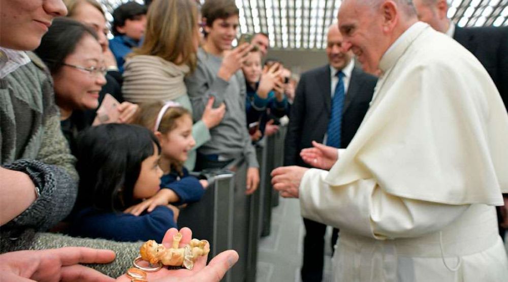 Nunca discutan delante de los ni�os, pide el Papa a padres de familia