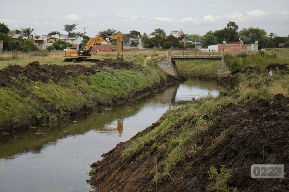 Intervienen en el arroyo La Tapera con obras de perfilado del curso de agua