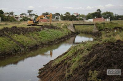 Intervienen en el arroyo La Tapera con obras de perfilado del curso de agua