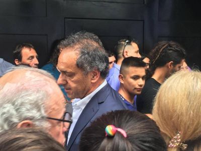 En el PJ, la militancia le reclam� a Scioli que falt� a la votaci�n de la reforma previsional