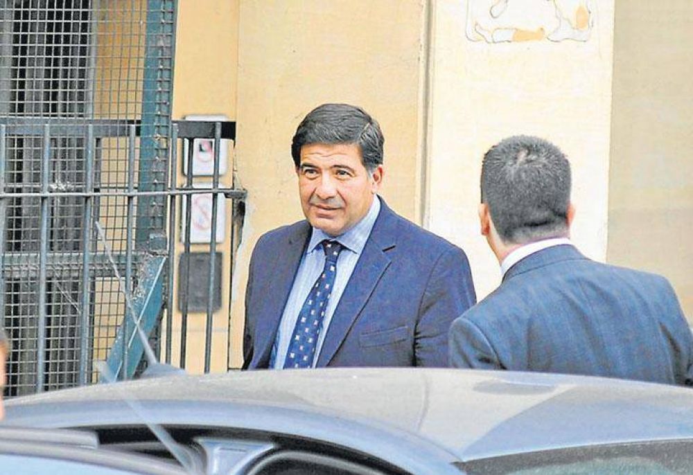 Echegaray brindar� por su libertad mientras pierde aliados, hace causas de divorcios y juega al b�squet