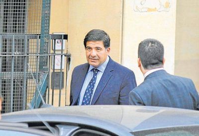Echegaray brindar� por su libertad mientras pierde aliados, hace causas de divorcios y juega al b�squet