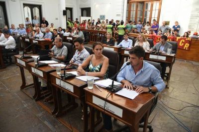 El Concejo se expresa en contra del desembarco de Farmacity en la provincia
