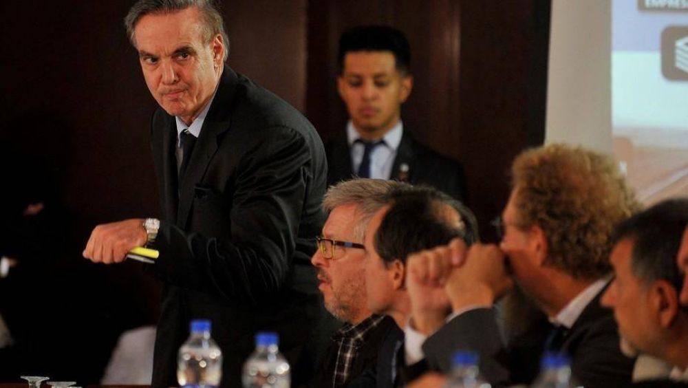 Miguel Pichetto se meti� en la interna del Gobierno: critic� al titular del BCRA delante del ministro de Econom�a