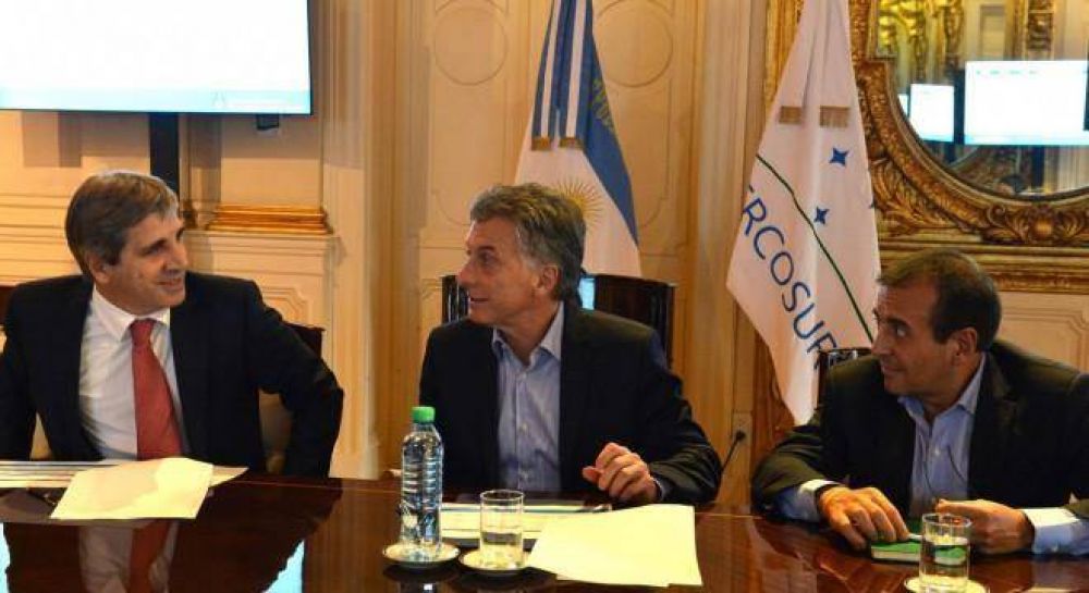 Macri respalda a Quintana y fuerza a Sturzenegger a acelerar la devaluaci�n del peso