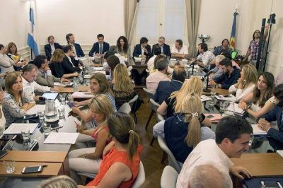 Lacunza reuni� a todos los bloques pol�ticos para dar detalles del Acuerdo Fiscal