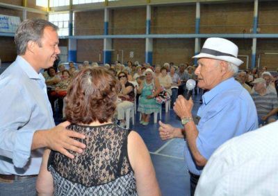 Cascallares junto a los abuelos en la presentaci�n de las Colonias de Verano 2018