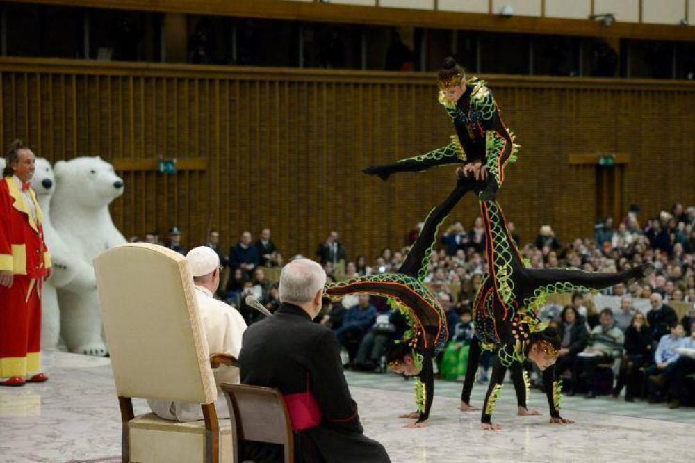 Audiencia general: El Golden Circus de Liona Orfei acta para el Papa