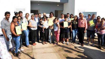 Inauguraron 70 viviendas en A�atuya