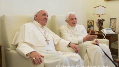 El Papa Francisco se encontr� con Benedicto XVI para los saludos navide�os